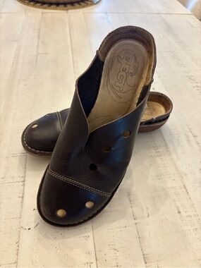 EJECT Genuine Leather Sandals Made in Portugal, EUC
Size US 7.5/ EUR 38